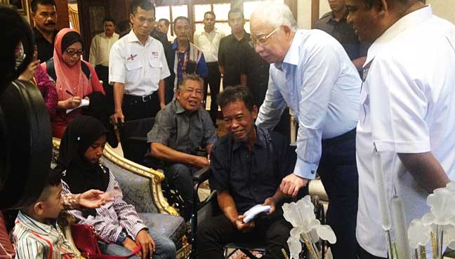 Najib meets Abu Sayyaf kidnap victims