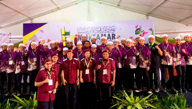 Ahli Jawatankuasa Kerja Dewan Pemuda PAS Pusat 2017-2019 bergambar dengan AJK Muktamar Dewan Pemuda PAS ke-58 yang berakhir hari ini. Turut berada dalam gambar ini ialah bekas ketua Pemuda PAS, Nik Muhamad Abduh Nik Aziz (dua dari kanan di baris pertama)