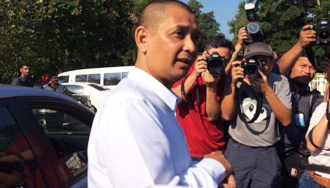 Timbalan pendakwa raya, Iskandar Ahmad menemui wartawan di luar Penjara Wanita Kajang.