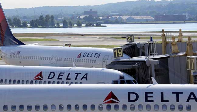 Three injured on Delta flight after passenger fights with flight attendant