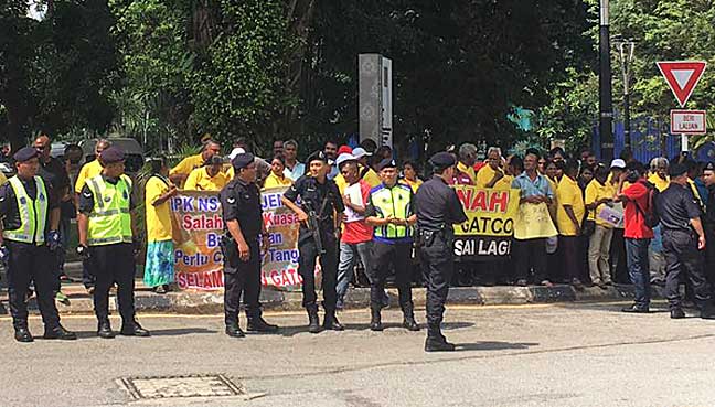 Bukit Aman police keeping a close watch on Gatco settlers outside the police headquarters here today.