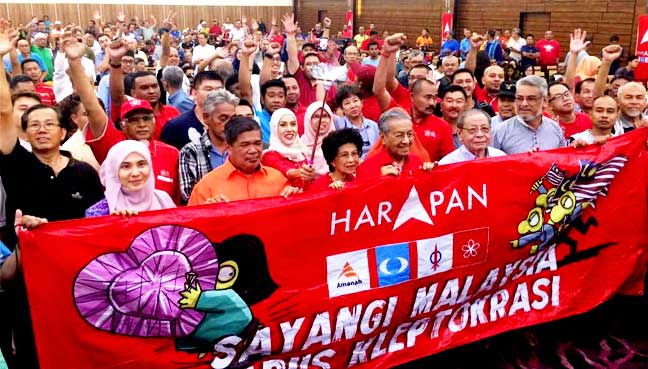 Tun Dr Mahathir Mohamad dan isteri Tun Siti Hasmah Ali bersama pimpinan Pakatan Harapan lain di Shah Alam lewat malam tadi.