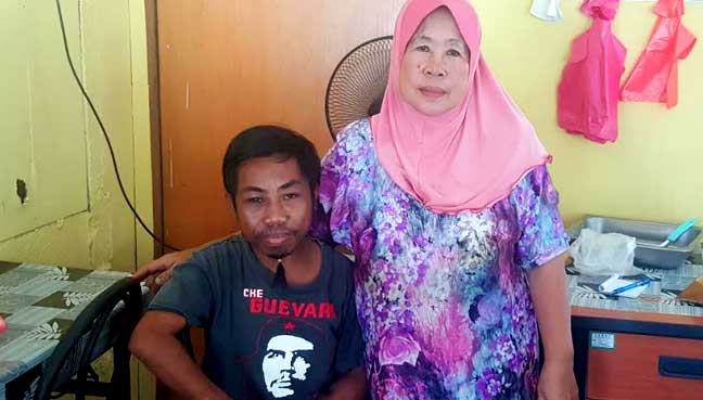 Ramlah Zainal (kanan) lebih berminat bercakap tentang isu harga barang daripada 1MDB.