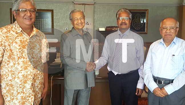 Tun Dr Mahathir Mohamad bersalaman dengan P. Waythamoorthy di Putrajaya hari ini. Turut sama ialah Datuk Zaid Ibrahim dan Tan Sri Sanusi Junid.