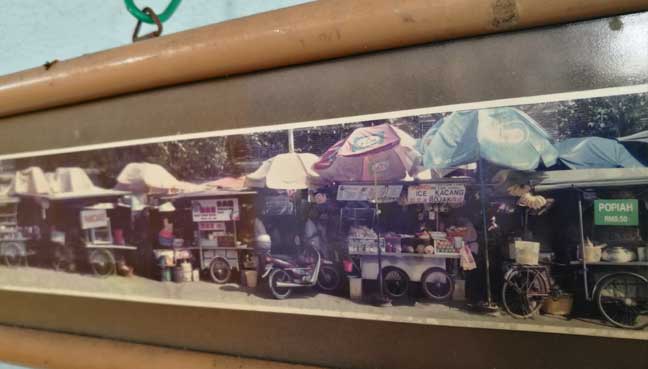 The ais kacang stall in the 1990s, by the roadside of Swatow Lane.