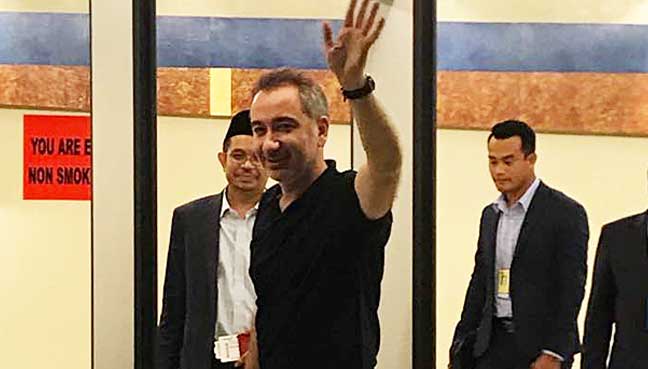 Mustafa Akyol melambai tangan ketika memasuki balai berlepas untuk menaiki penerbangan pulang di KLIA, malam tadi.