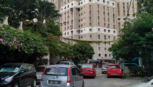 Jalan menuju ke Pangsapuri Bukit Baru dan juga ke pusat tahfiz yang dibimbangi boleh merumitkan kerja menyelamat sekiranya berlaku kecemasan