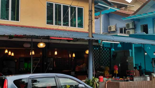 Sebatang tiang elektrik berdekatan sebuah restoran berhampiran dengan sekolah tahfiz baharu, yang menurut penduduk adalah risiko kebakaran.