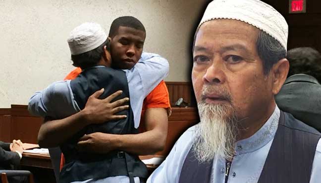 Abdul-Munim Sombat Jitmoud ketika mengampunkan Trey Alexander Relford di mahkamah di Kentucky, AS.
