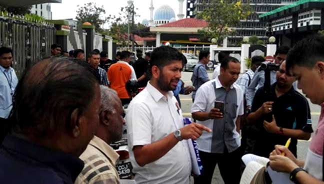 Cameron Highlands PSM secretary B Suresh speaking to reporters outside Pahang Menteri Besar Adnan Yaakob's office.