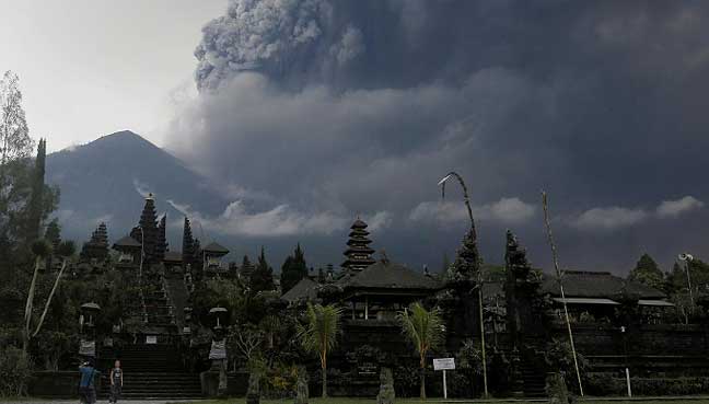 Bali's Mount Agung Erupts For Second Time This Week