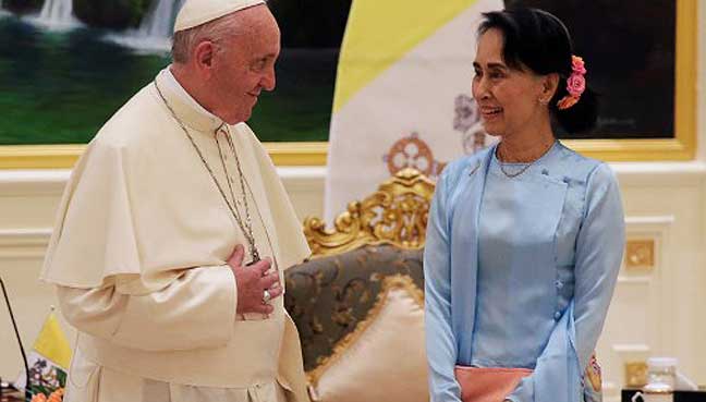 Pope Francis meets Burmese military leader on arrival Pope Francis meets Burmese military leader on arrival