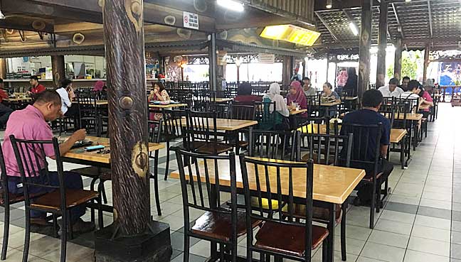 Keadaan di restoran yang tidak banyak pengunjung ini berbeza dengan keadaan sibuk ketika diskaun 50% ditawarkan kepada penumpang MRT.