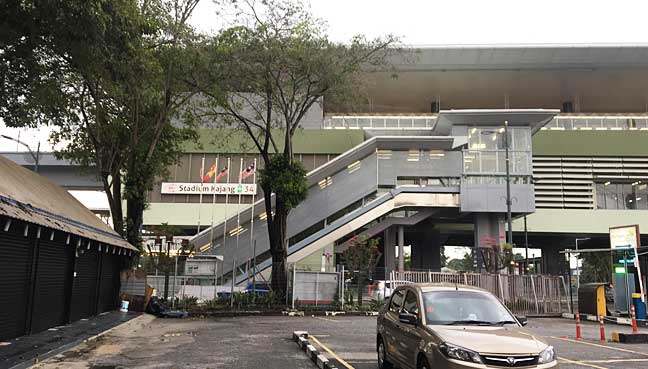 Stesen MRT Stadium Kajang yang terletak hanya 5 minit perjalanan dari Restoran Hj Samuri.