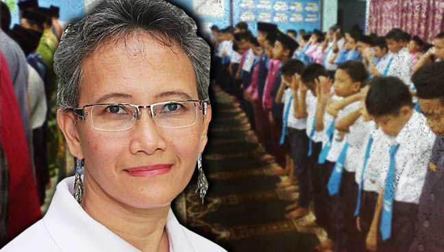Azimah berkata, ia adalah tanggungjawab guru besar dan pengetua untuk memastikan semangat kebangsaan kekal dalam sekolah kerajaan.