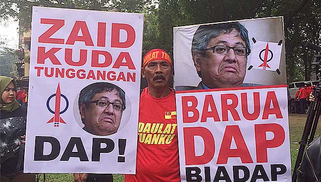 Sepanduk gambar Datuk Zaid Ibrahim dibawa oleh peserta Himpunan Daulat Tuanku