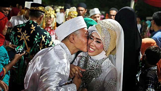 Image result for Hundreds of Indonesian couples celebrated New Year's Eve free mass wedding