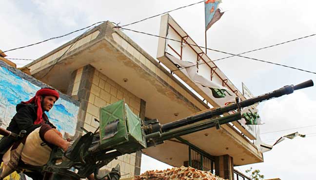 A southern separatist militiaman takes up position in Aden on January 31, 2018, after the force overran nearly all of Yemen's second city, besieging government ministers in the presidential palace.