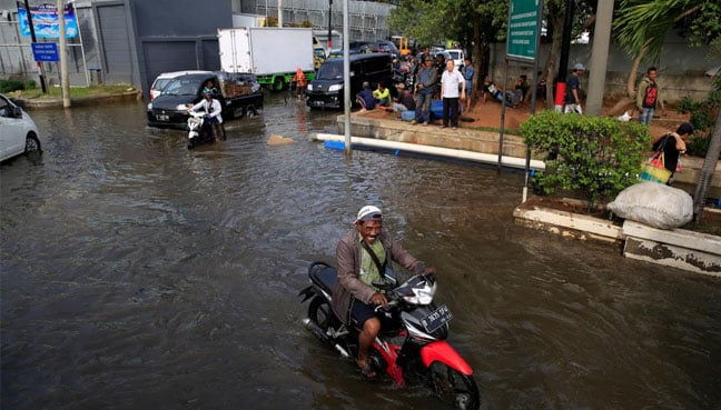 INDONESIA-SINKING-SHORELINE-PANTAI-BAHAGIA-JAVA-REUTERS