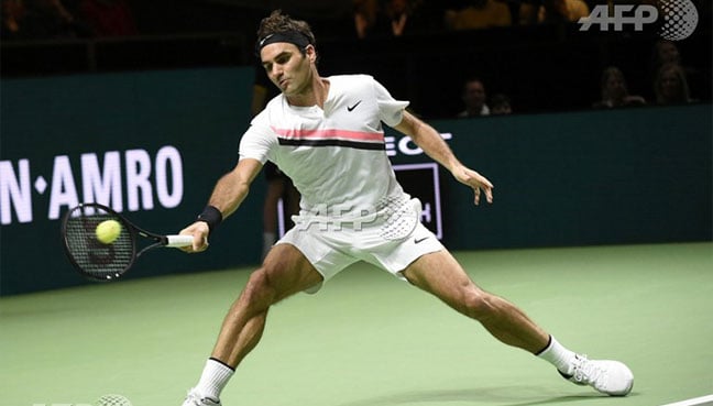 Switzerland's Roger Federer plays a forehand return to Netherlands Robin Haase during their quarter-final singles tennis match for the ABN AMRO World Tennis Tournament in Rotterdam.(AFP pic)