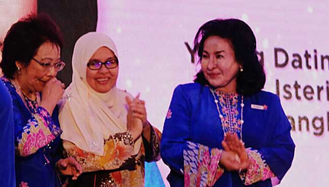 Rosmah (kanan) bersama Pengerusi Lembaga Pentadbir Bangunan Bakti Siti Hasmah Datuk Seri Aishah Ong (dua dari kiri) dan Pengarah Pusat Permata Kurnia Prof Hasnah Toran (dua dari kanan) di gimik pelancaran.