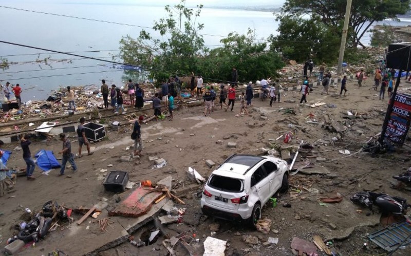 Death toll jumps to 384 after tsunami, quake in Indonesia