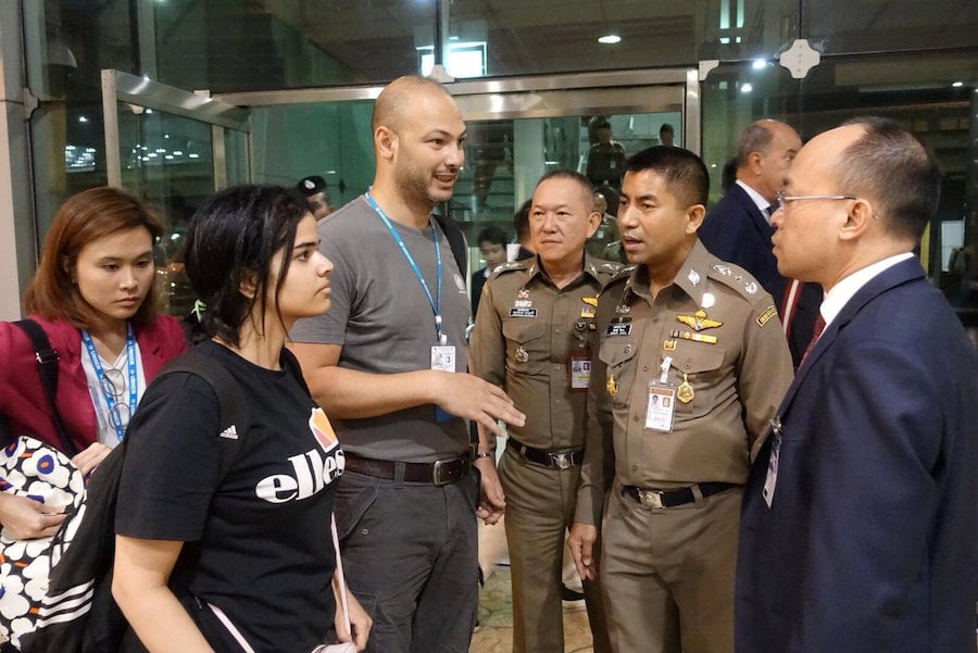 Saudi teen Rahaf Mohammed al Qunun with Thai immigration authorities at a hotel inside Suvarnabhumi Airport in Bangkok