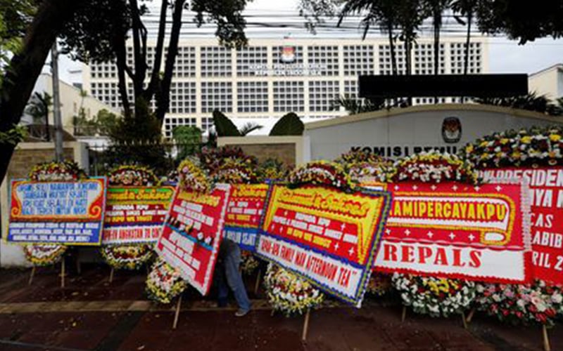 Over 270 Election Workers Die Counting Votes in Indonesia