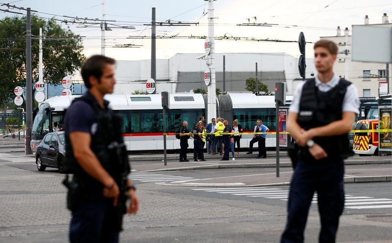 One killed, nine hurt in French knife attack One killed, nine hurt in French knife attack