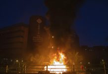 Halang polis masuk kampus, perusuh Hong Kong bakar pintu utama universiti