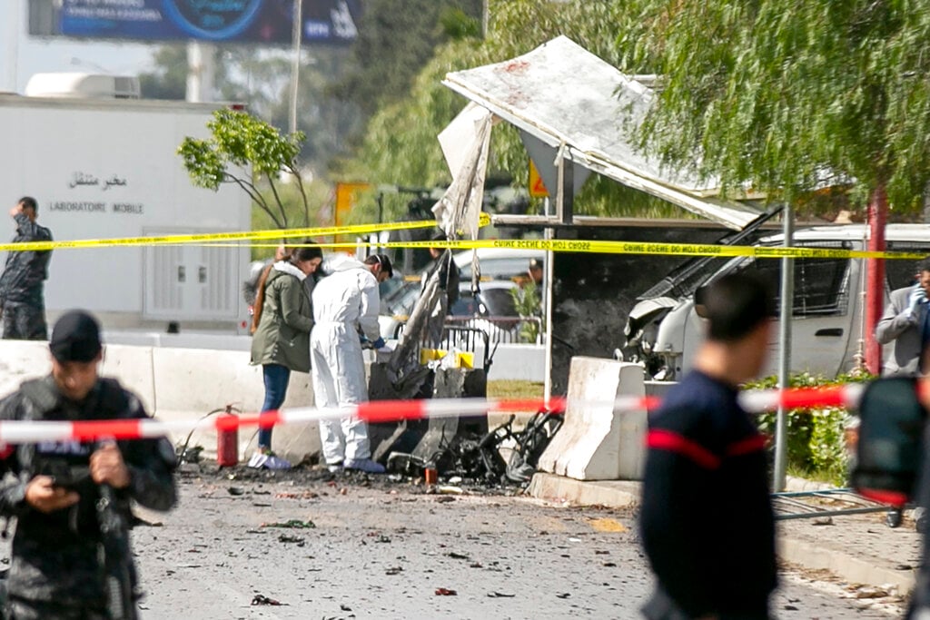 Explosion near US Embassy against Tunisia wounds 5 police officers