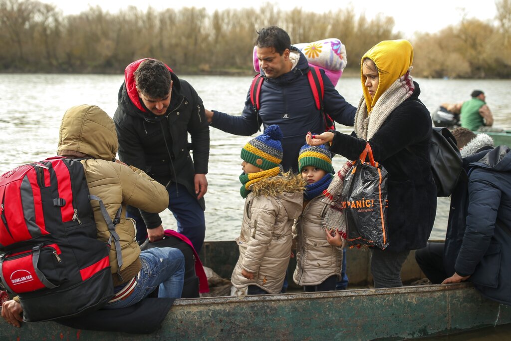 Migrants head to Greece as Turkey opens the doors