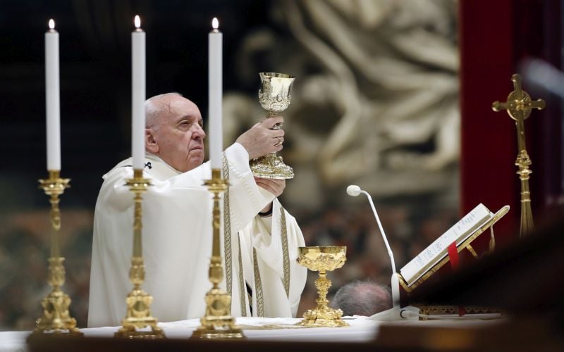 Be messengers of life in a time of death, pope says on Easter eve