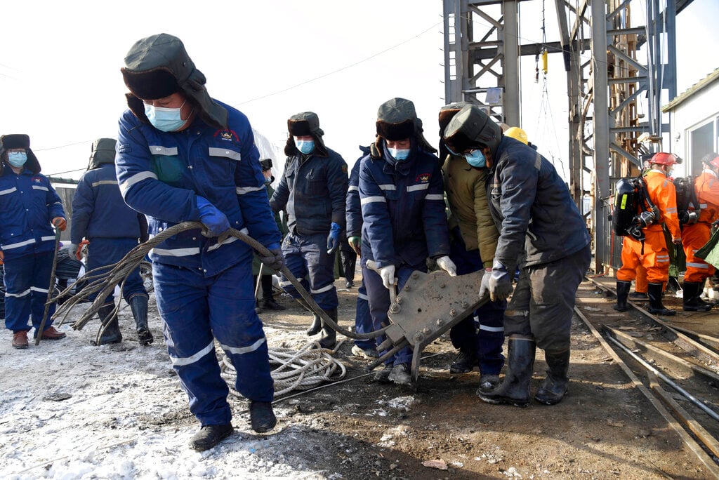 Handwritten note seeds hope for trapped China gold miners