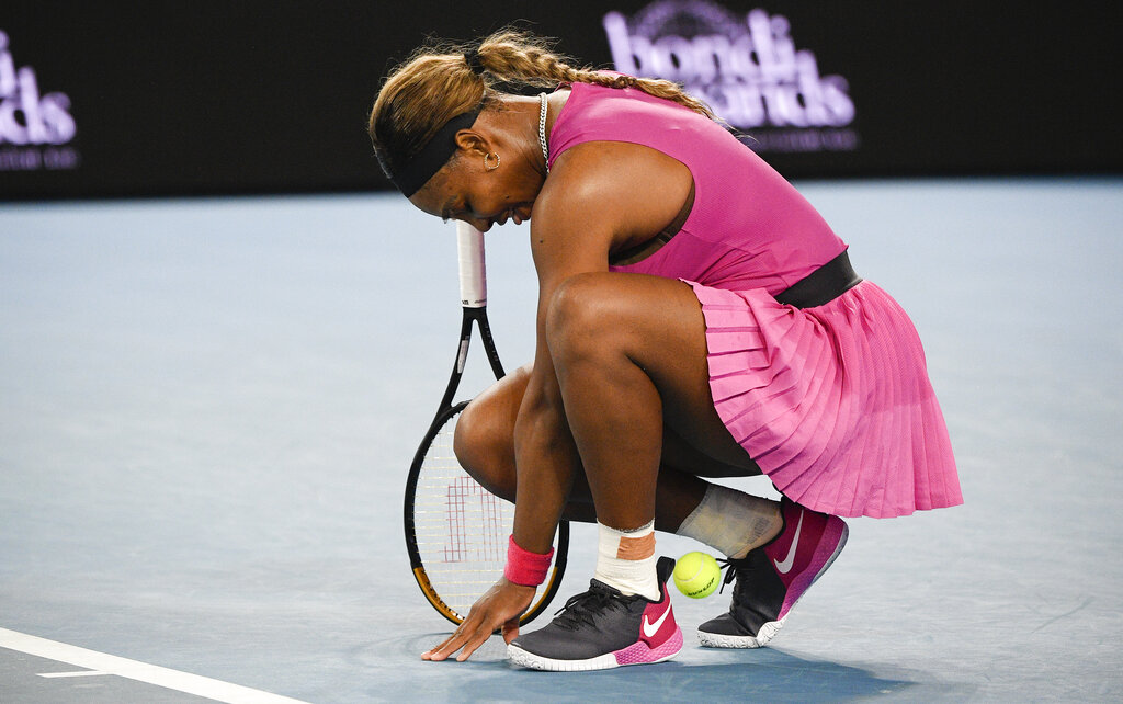 Serena injures shoulder days before Australian Open | Free ...