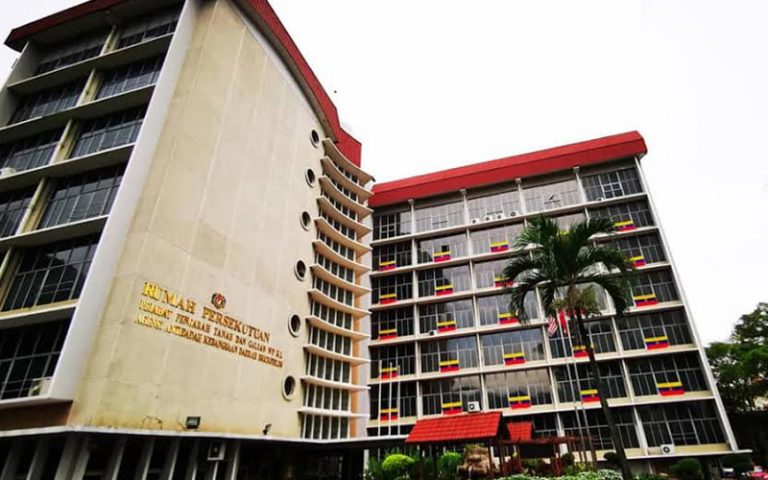 Barisan panjang kertas ‘beratur’ di luar Pejabat Tanah KL seawal 4 pagi - Pejabat Tanah Dan Galian Kuala Lumpur