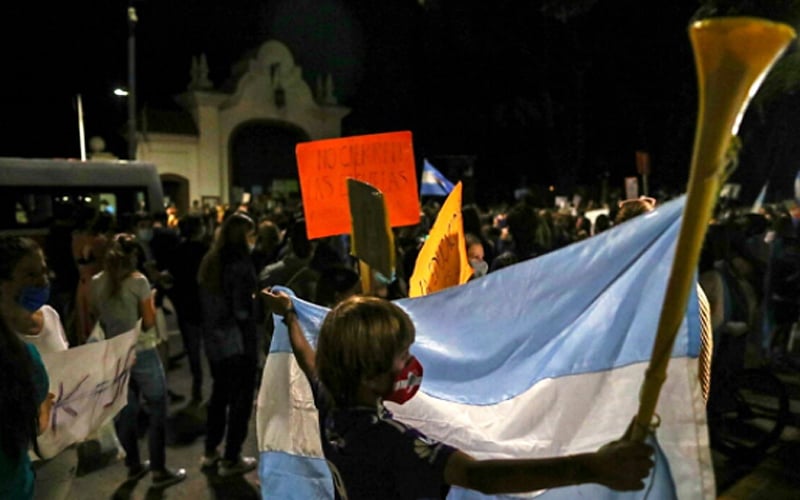 Lebih 100 penunjuk perasaan bantah pendidikan dalam talian di Argentina