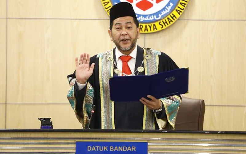 Zamani Sworn In As Ninth Shah Alam Mayor Free Malaysia Today Fmt