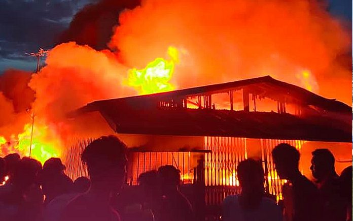 Malaysians Must Know the TRUTH 5 rumah atas air, kedai