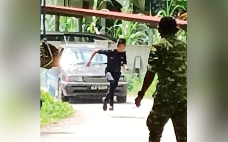 Petugas Bertempiaran Lari Pemandu Gila Rempuh Khemah Sjr Di Kawasan Pkpd Free Malaysia Today Fmt