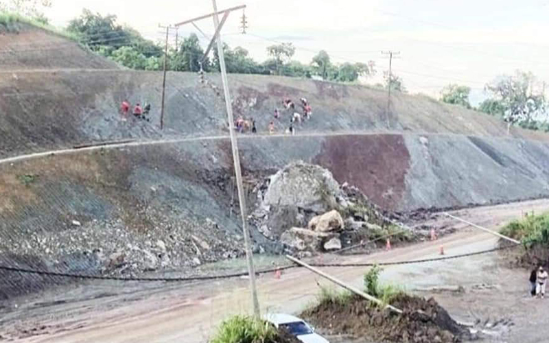 Pekerja temui batu diselaputi 'emas' ketika membina jalan di Sabah