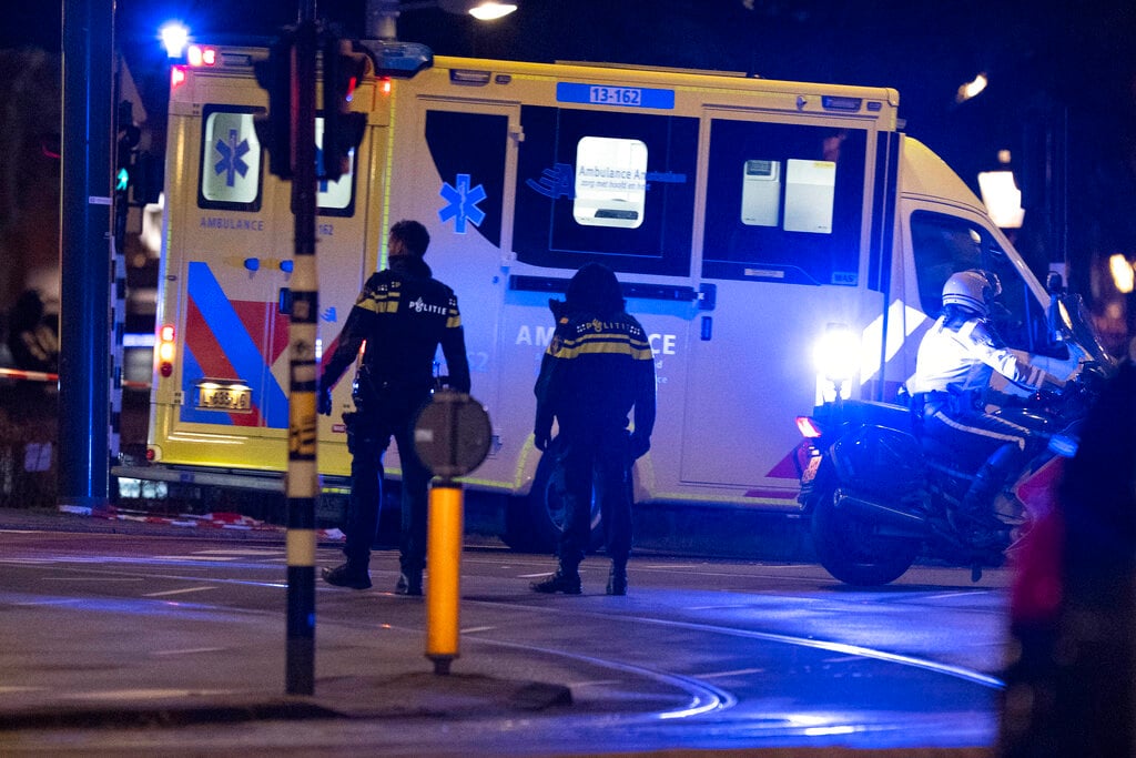 Dutch Apple store hostage ends, gunman overpowered 3 Dutch Apple store hostage ends, gunman overpowered