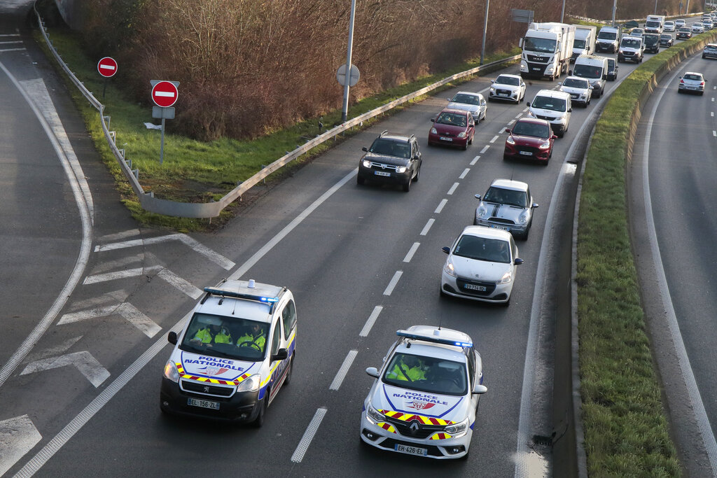 Cops stop 500 vehicles in ‘freedom convoy’ to Paris 3 Cops stop 500 vehicles in ‘freedom convoy’ to Paris