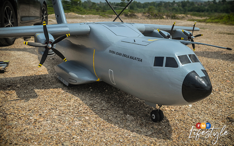 Duo’s largest flying aircraft model breaks records Free Malaysia