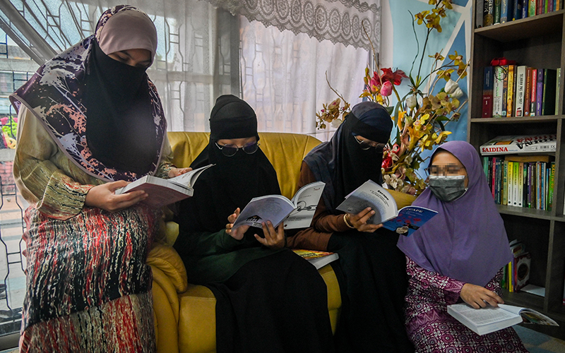 (VIDEO) Sanggup hutang demi tunang, wanita hidup dalam ketakutan diburu 38 Ah Long