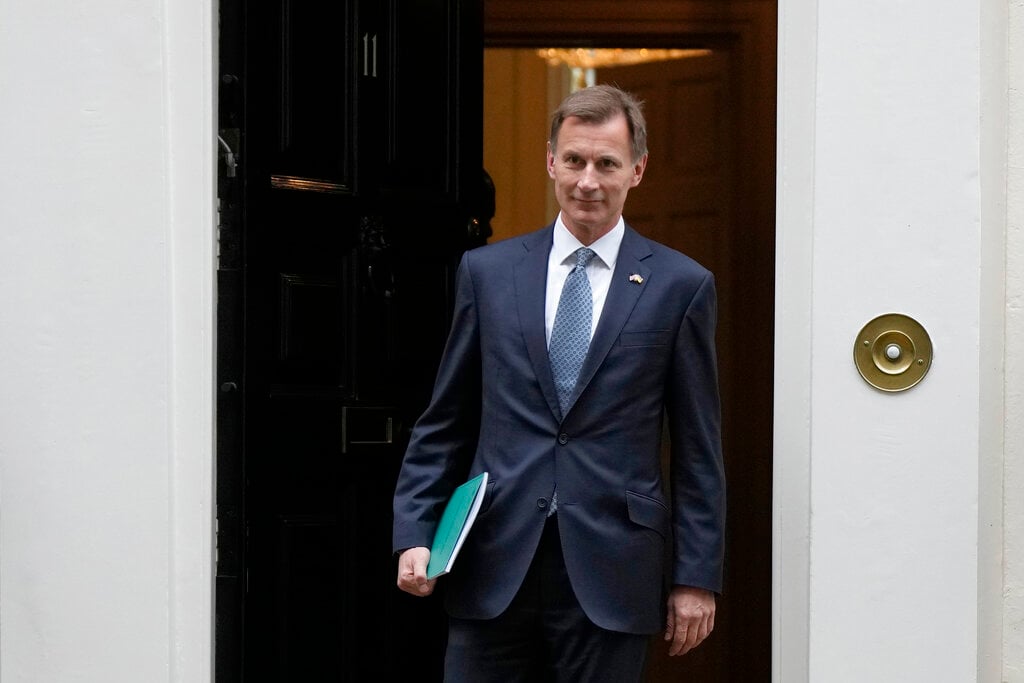 More Brits to pay top tax rate in budget squeeze 3 More Brits to pay top tax rate in budget squeeze