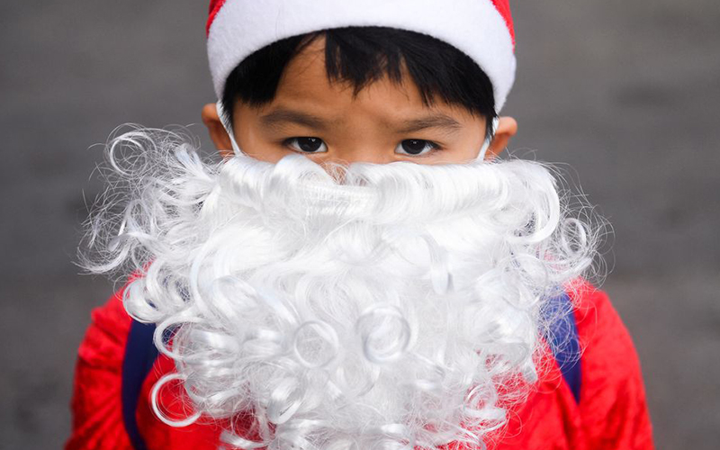 Trunk delivery: in Thailand, Santa hands out presents on elephants 7 Trunk delivery: in Thailand, Santa hands out presents on elephants 6