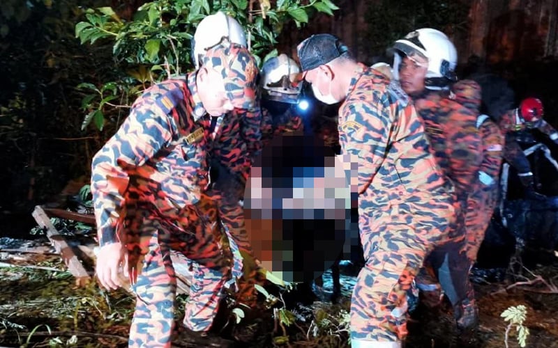 Lori terbabas parit, bomba ambil hampir 12 jam keluarkan pemandu 3 Lori terbabas parit, bomba ambil hampir 12 jam keluarkan pemandu