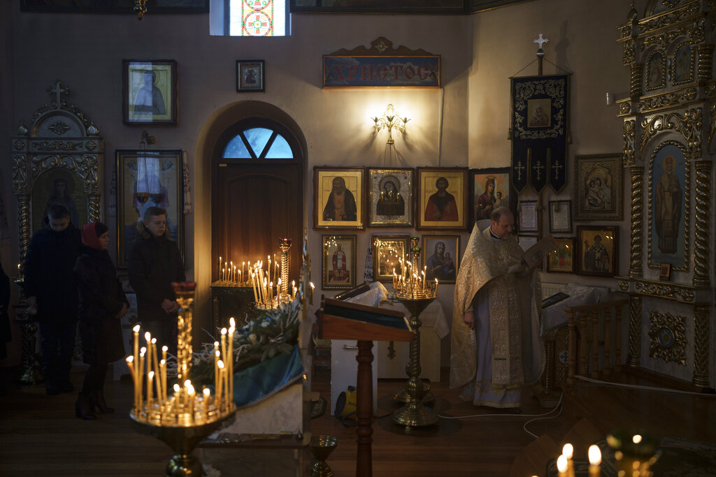 Defying Russia, some Ukrainians embrace Christmas in December 3 Defying Russia, some Ukrainians embrace Christmas in December
